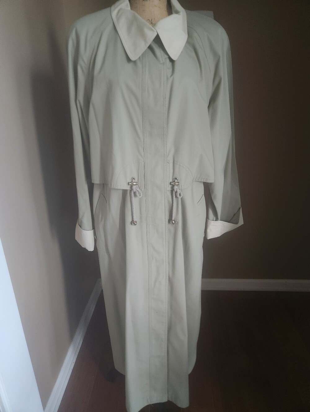 Classic Womens Trench Coat in Light Sage with Contrast Collar Fleet Street Sz 8